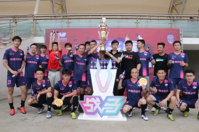 伊朗动荡局势下 伊朗女足比出和平手势