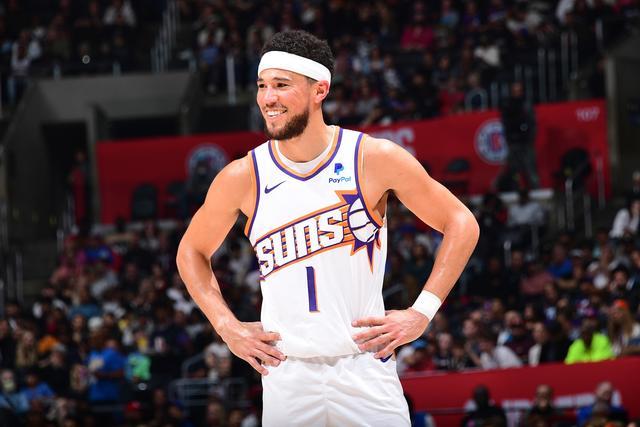 马菲奥向镜头做5比2手势 嘲讽皇马5比2不敌巴萨